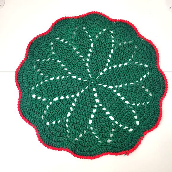 Vintage Christmas Crochet Doily Set Red Green White Round Scallop 16" Pair Table - Picture 3 of 9